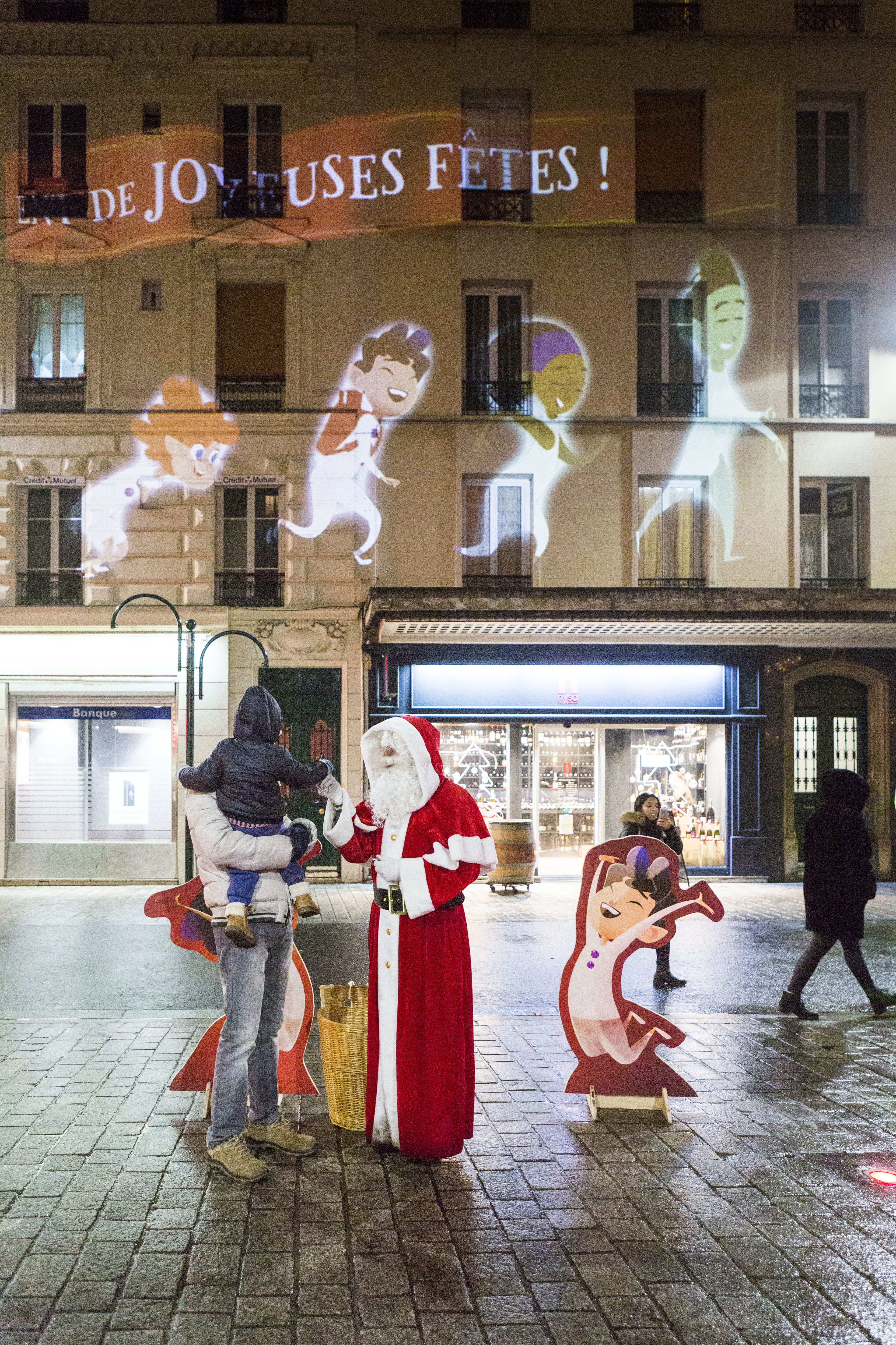 Le « Sapin animé » fait vivre l’esprit de Noël dans tous les quartiers